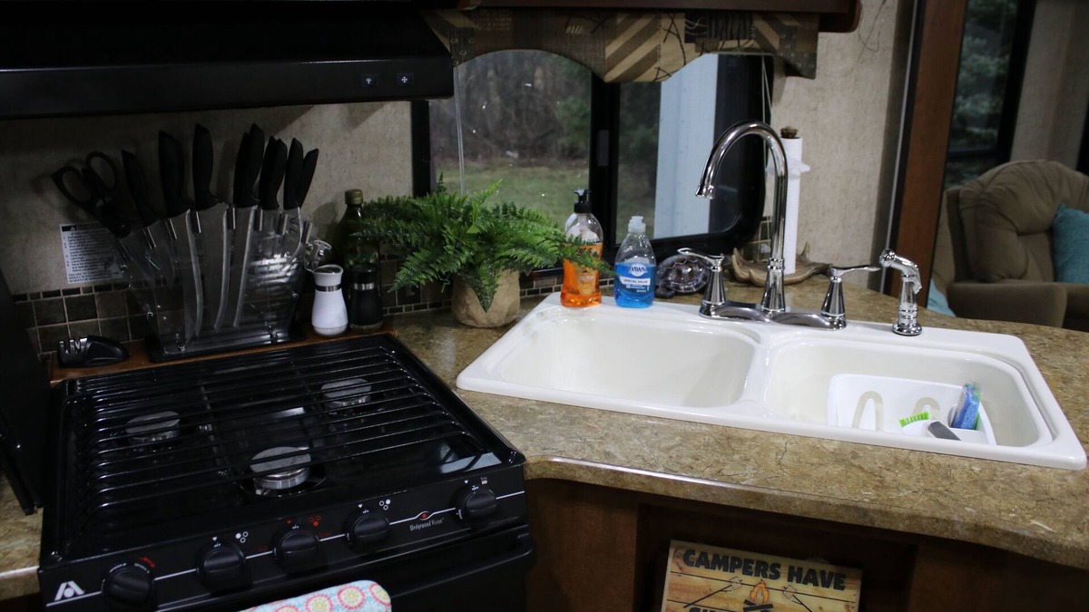 Mora House | RV Glamping at the Knife Lake Getaway Homestead- King's Corner