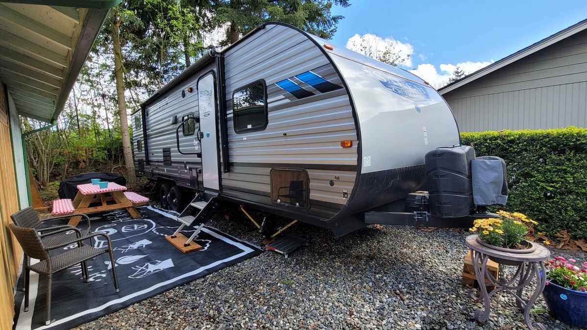 Eatonville House | RV Glamping in the Heart of Downtown Eatonville with a Mountain View