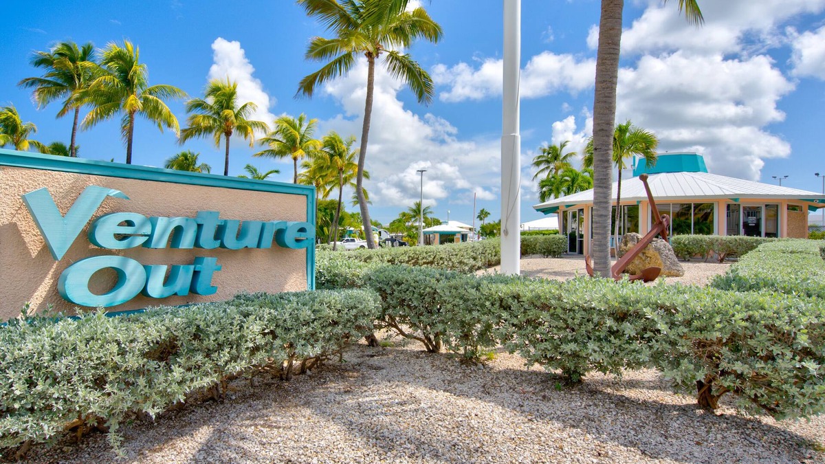 Cudjoe Key RV Rental | RV Lot 621 Venture Out