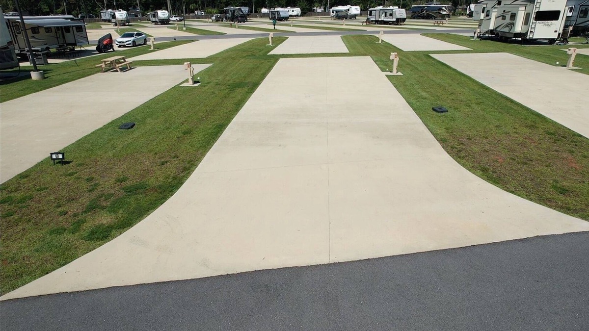 Oak RV Rental | RV Lot at Whispering Pines RV Resort - 5 Miles to the Beach!