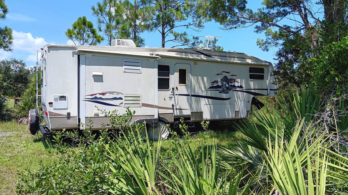Okeechobee House | RV on 2.5 acers private and plenty of parking.