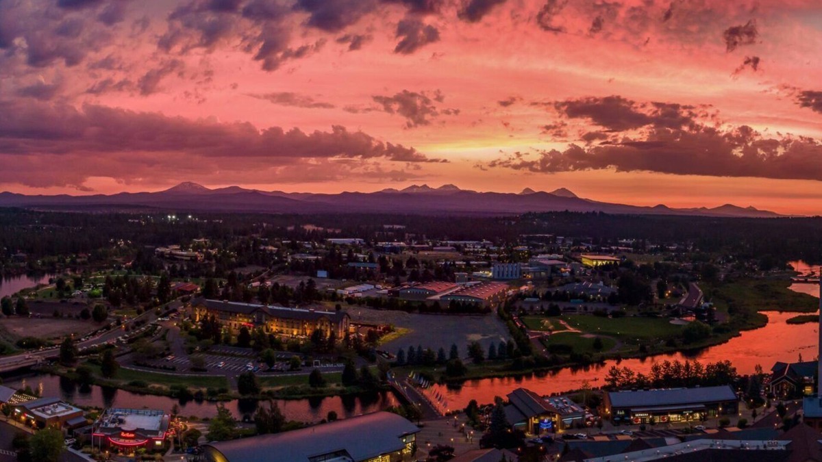 Southwest Bend RV Rental | RV Parking in Bend, near Mt Bachelor and amenities