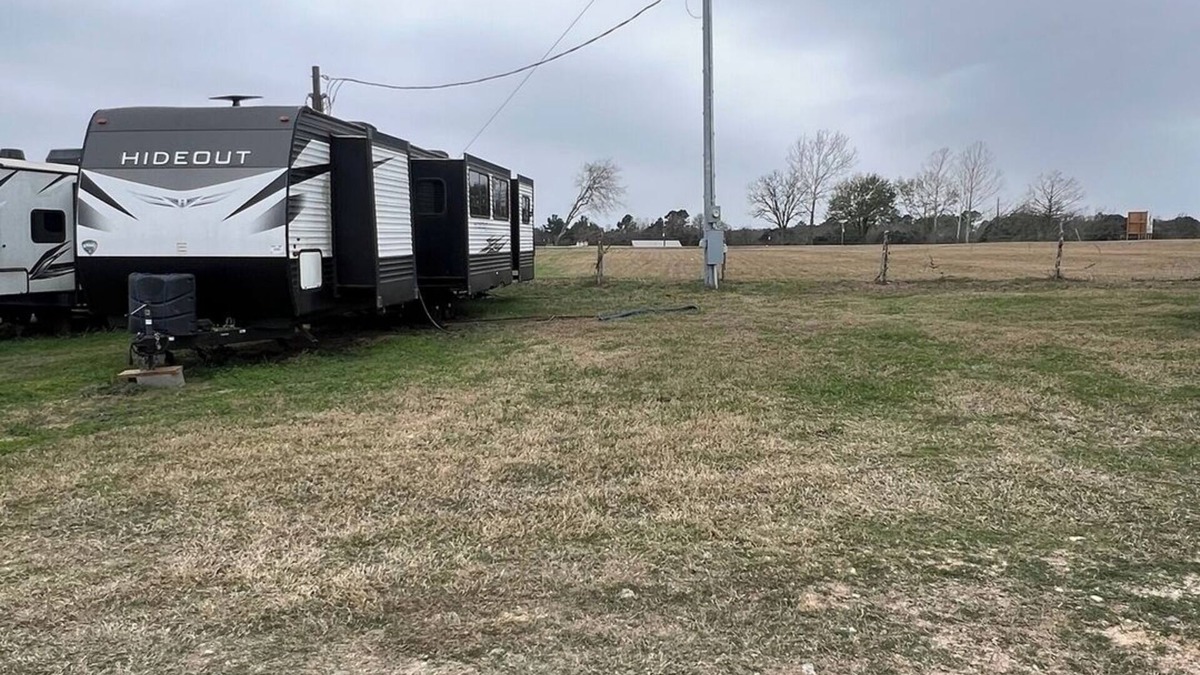 Round Top RV Rental | RV Spot #4 @ The Halles