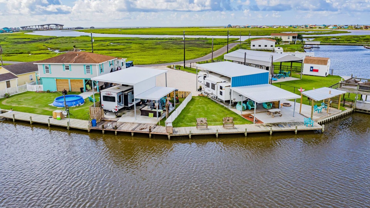Cedar Lane Cabin | (RV1) Paradise in Sargent, Texas. Saltwater canal, minutes to the ICW and beach.