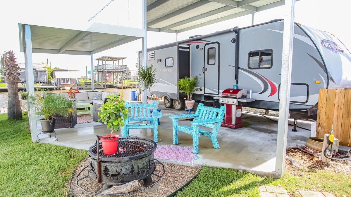 Cedar Lane Cabin | (RV2) Paradise in Sargent. Saltwater canal, minutes to ICW and beach.