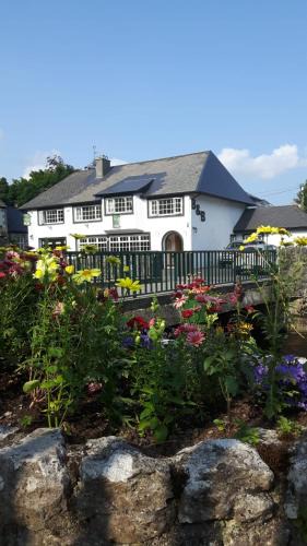 Cong Bed & Breakfast | Ryan's River Lodge B&B
