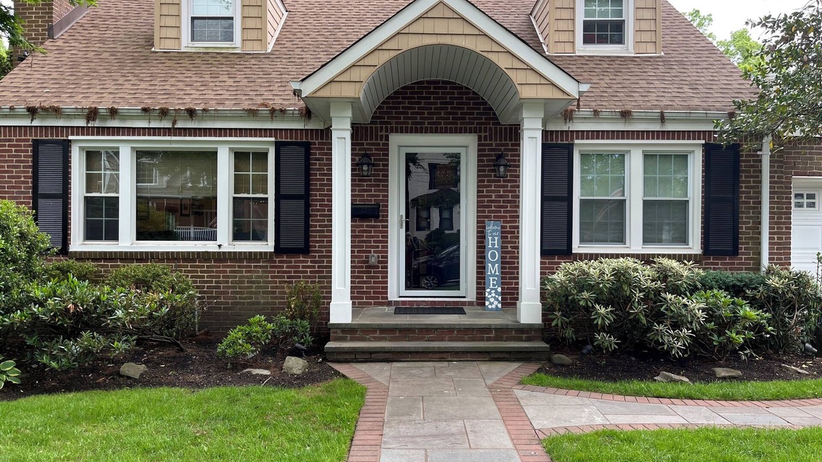 Merrick House | RYDER CUP ENTHUSIASTS: 11 miles from Bethpage Black. Spacious 4 bedroom home.