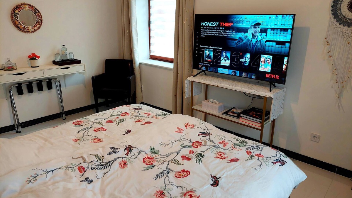 Rahlstedt Condo | RYE Apartment Hamburg - Kitchen - Netflix