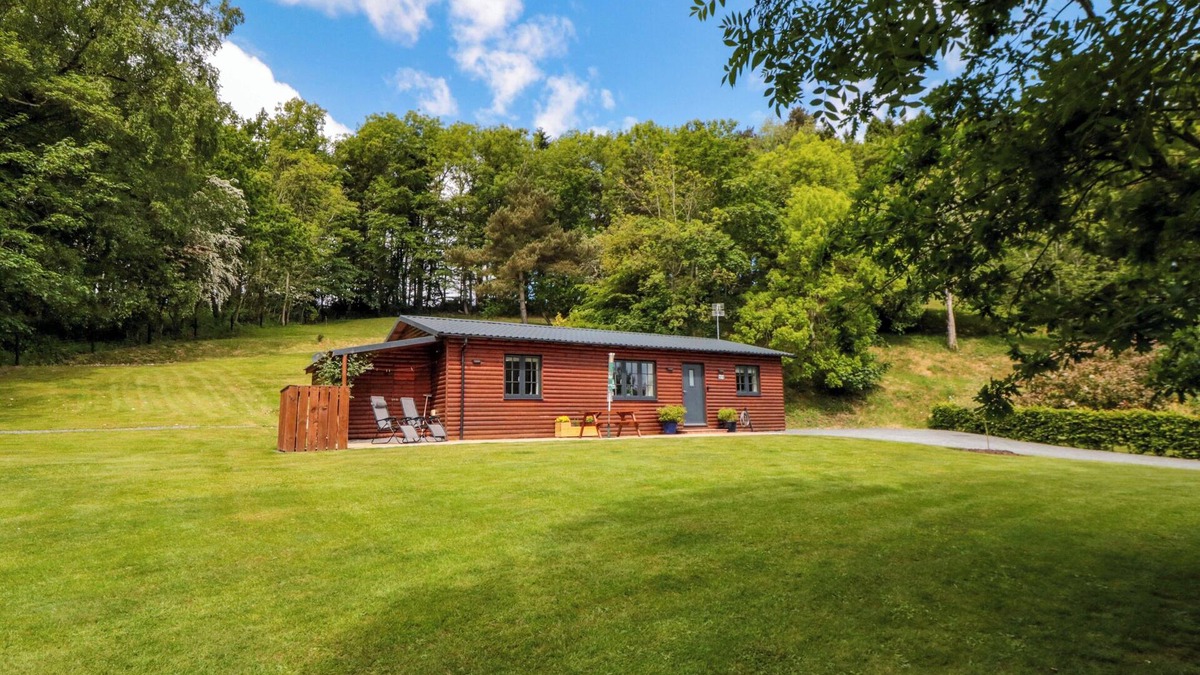 Kirkbymoorside Cottage | RYEDALE COUNTRY LODGES - HAZEL LODGE, pet friendly in Kirkbymoorside