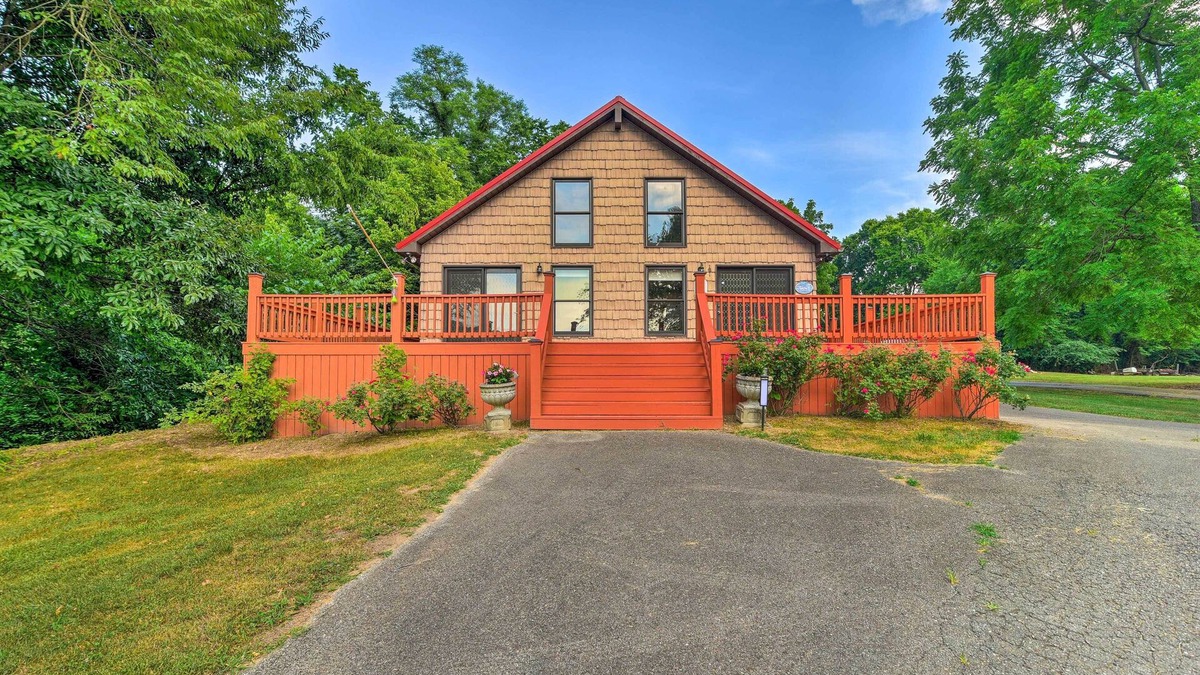 Battletown Cabin | 'Ryman Riviera' Home w/Fireplace: Steps to River