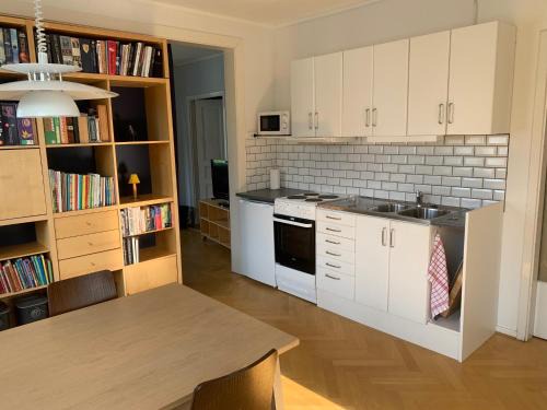 Herrang Apartment | Rymlig ljus lägenhet i lugnt område nära centrum