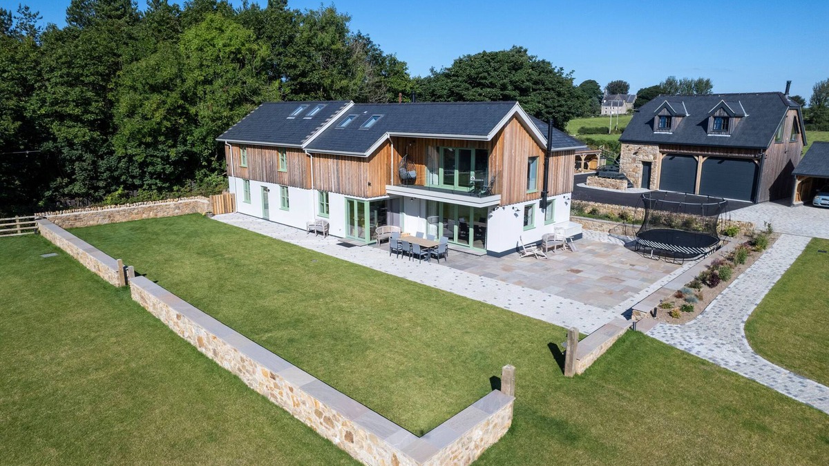 Llanddeiniolen House | RYNYS, pet friendly, luxury holiday cottage in Llanrug