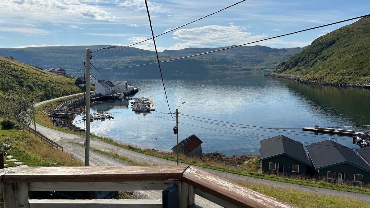 Hammerfest Cabin | Sørøya: Skipper view Akkarfjord, 210m from pub, diner and quay. Sørøya along the coast!