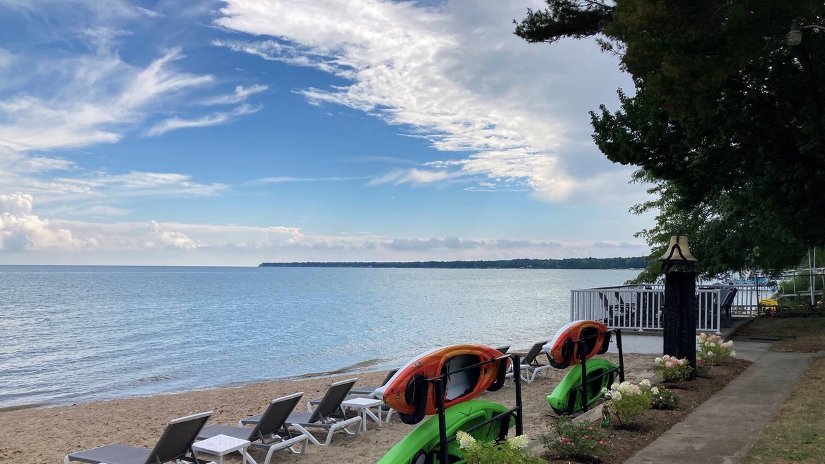 Au Gres House | S'more Beach sleeps up to 15 people located on Lake Huron Sandy beach!