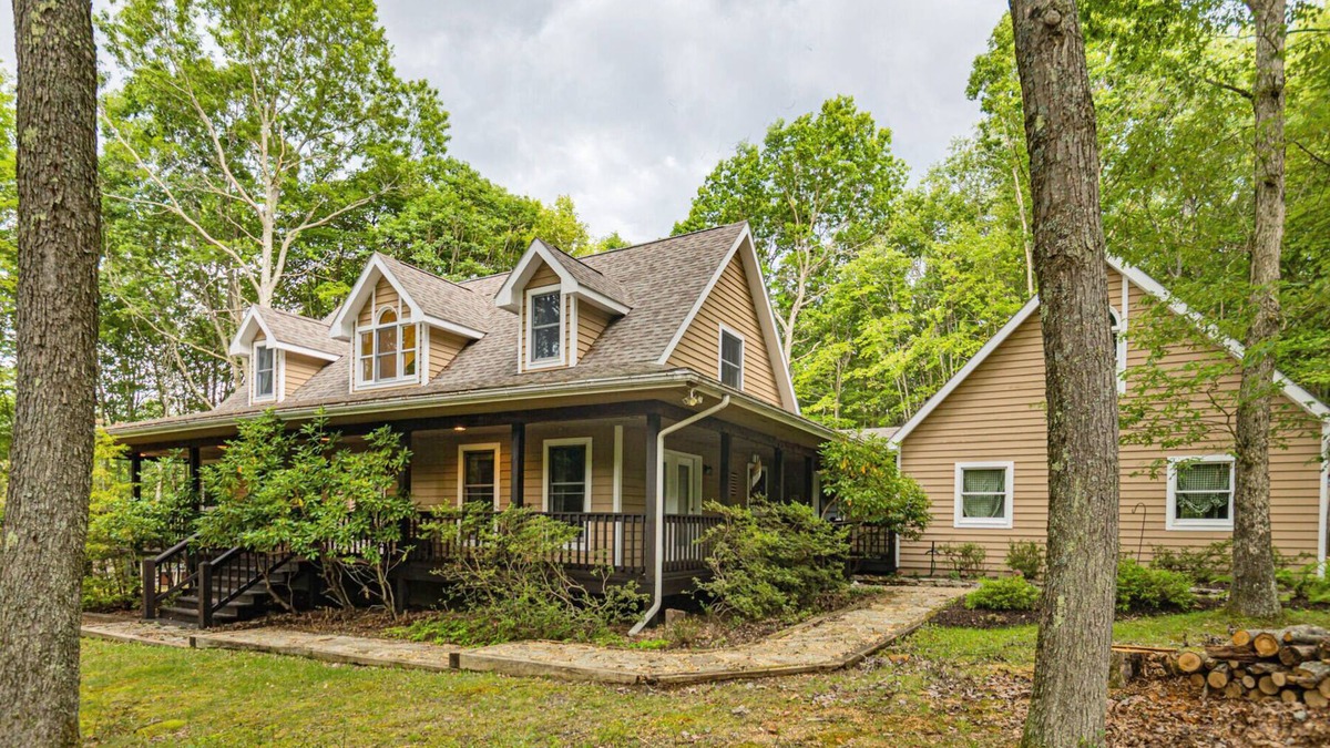 Blakeslee House | S'more Fun | Community Pool, Dock, Playground!