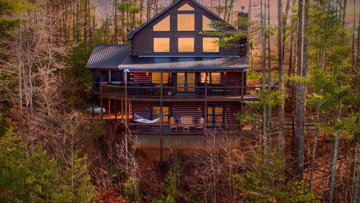 Morganton Cabin | S`More Sunsets-Mountain sunset views, Screened-in Porch with Hot Tub, Fire Pit