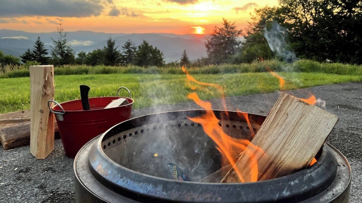 Snowshoe Cabin | S Westridge View Cabin with Hot Tub & Resort Shuttle