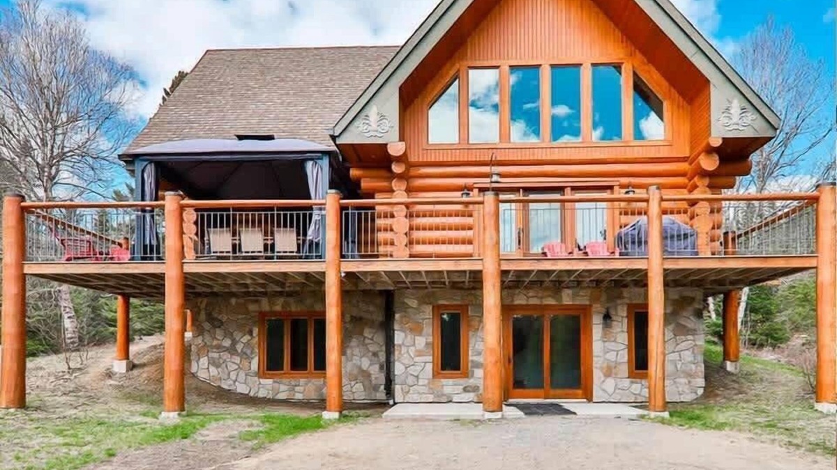 Mont-Tremblant Ski Chalet | Sainte-Lucie Luxury, Chalet with Hot Tub, River & Sauna!