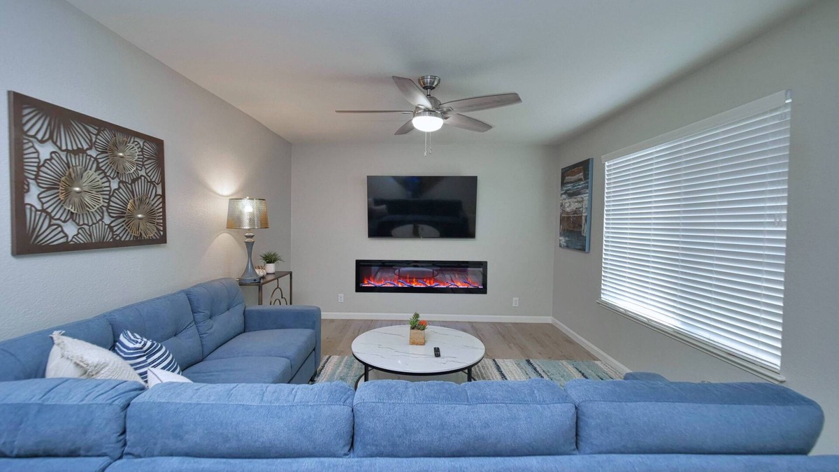Sacramento House | Sacramento 4 Bedroom Family Home with Pool + Fire Pit