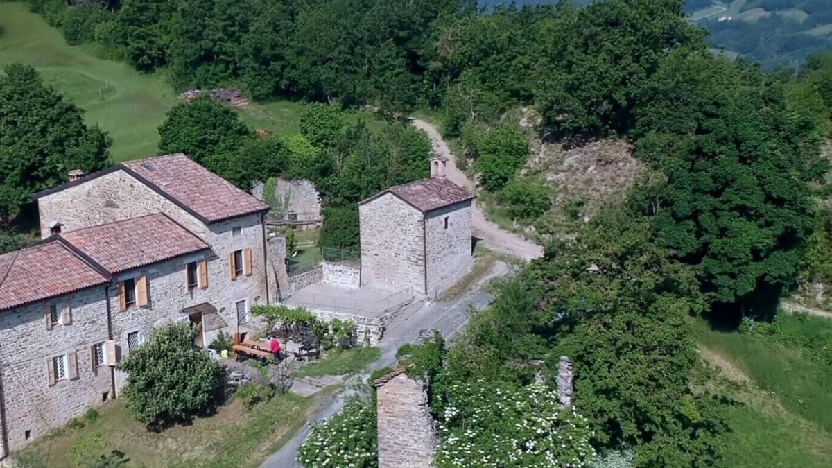 Tizzano Val Parma House | Sacreterre Room & Breakfast