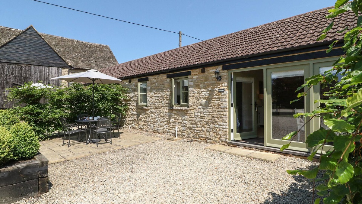 Witney Cottage | SADDLEBACKS BARN, character holiday cottage, with a garden in Burford