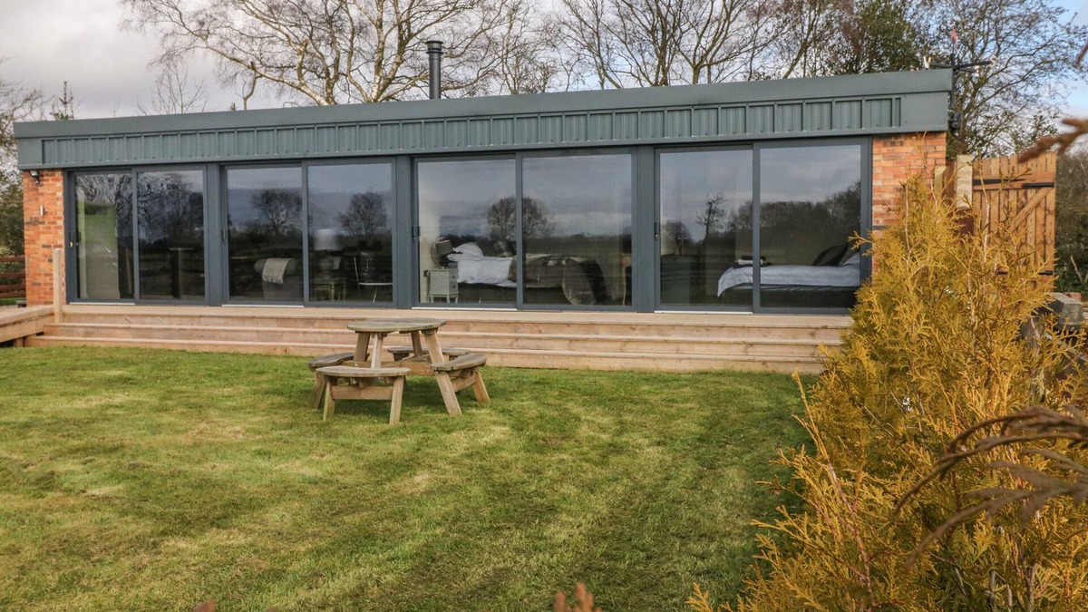 Fulford Cottage | SADDLERS, pet friendly, with hot tub in Fulford