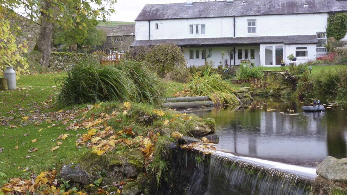 Harrop Fold Cottage | SAETR COTTAGE, pet friendly, with open fire in Bolton-By-Bowland