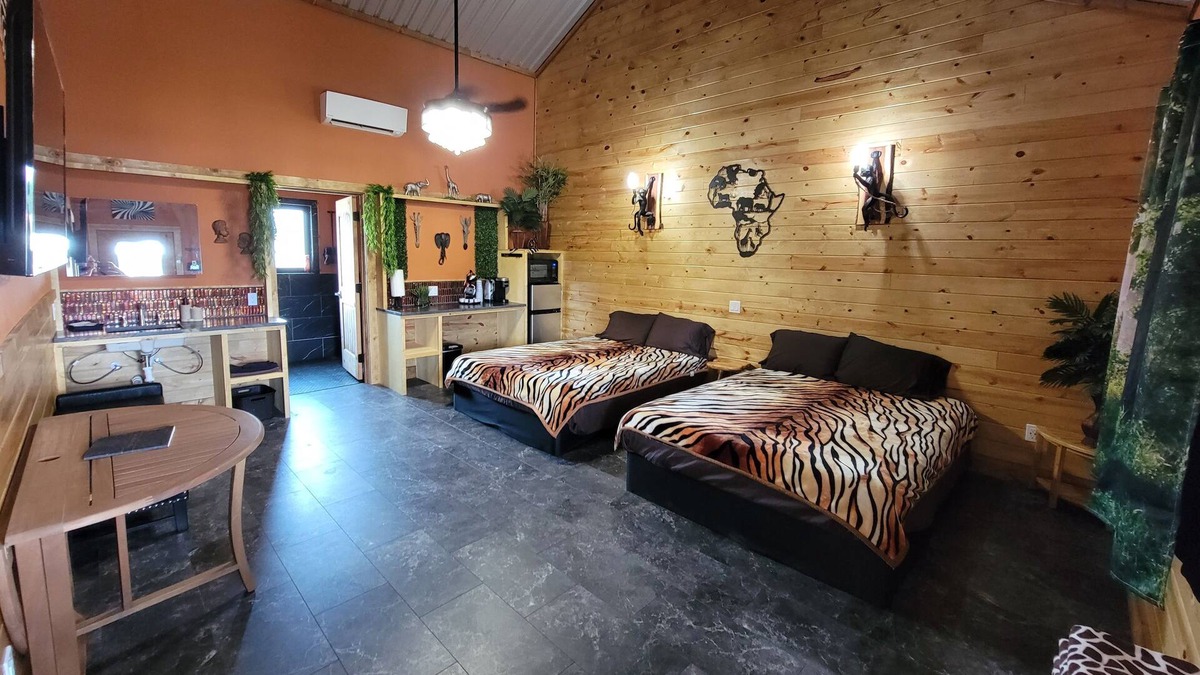 Wise County Cabin | Safari Cabana at Tipsy Toad Retreat
