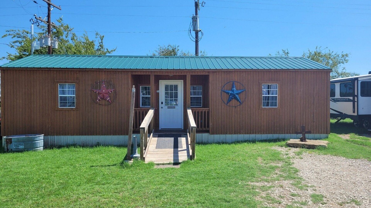 Jacksboro Cabin | Safari-ish Cabin Getaway in Jacksboro