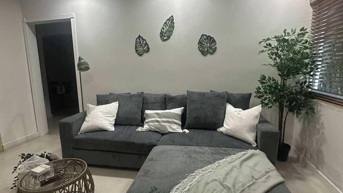 Coral Terrace Villa | safe and convenient villa w/great energy&vibes near airport w/workspace & WiFi