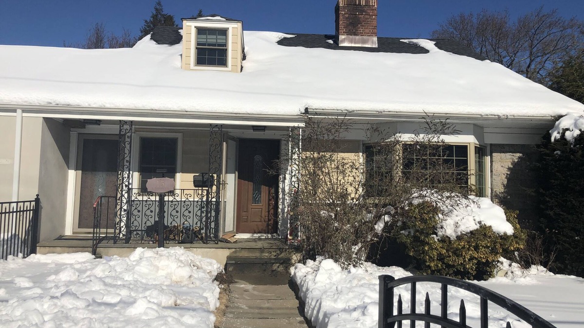 North Side House | Safe and easy walk to NYC Trains