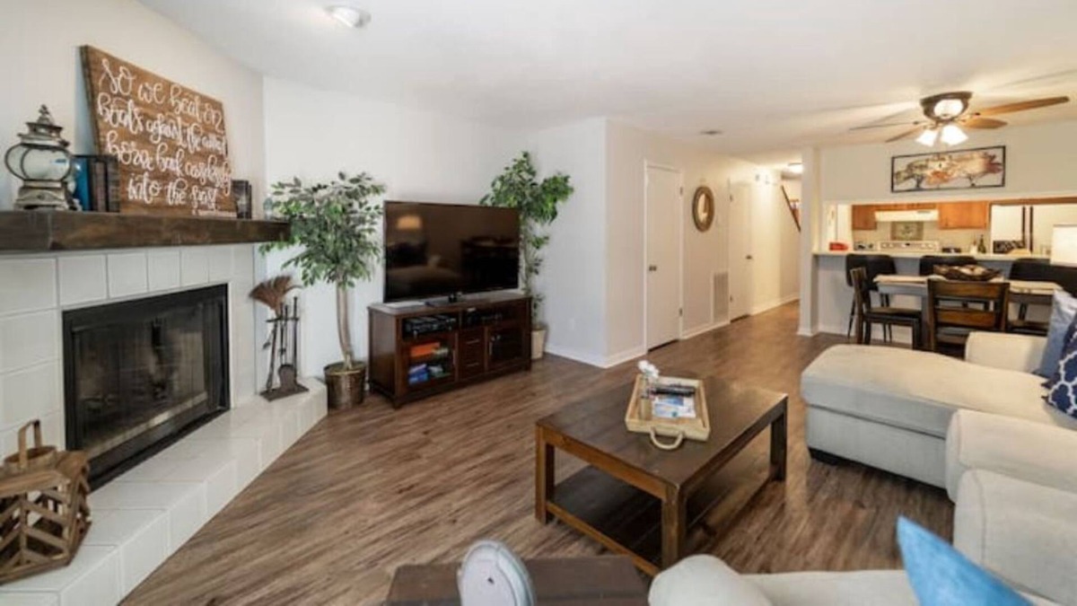 Ferry Pass Condo | Safe and Quiet Condo in Central Pensacola