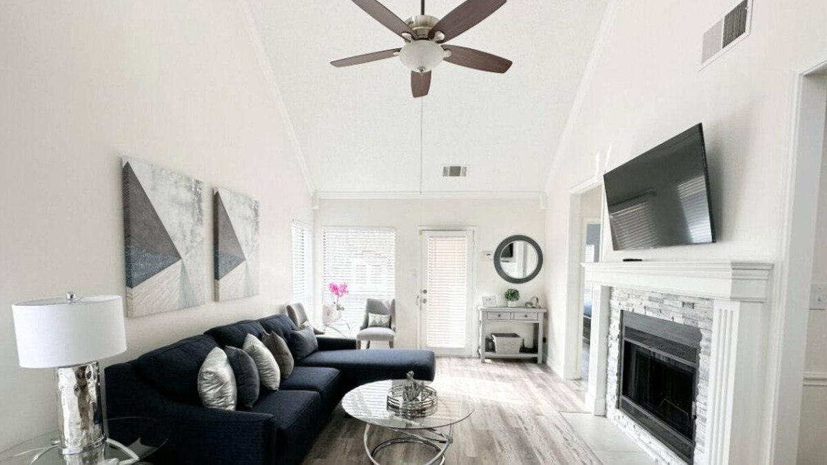 Euless House | Safe, Central, Cozy Home with Private Parking, KING Bed, near DFW Airport & more
