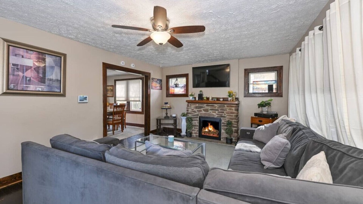 Akron House | Safe Cheerful & Cozy Akron 3 B 1.5 B ADT Security