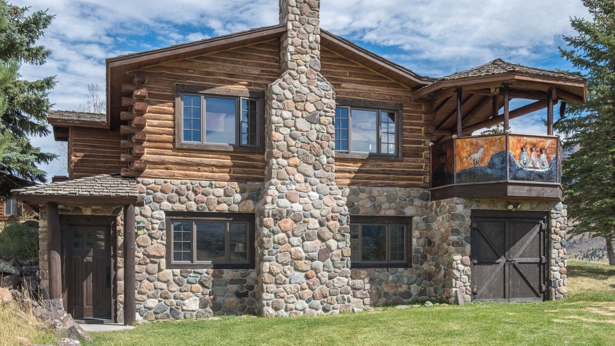 Emigrant House | Sage Ranch-A short drive from Yellowstone Park with river access on 80 acres!