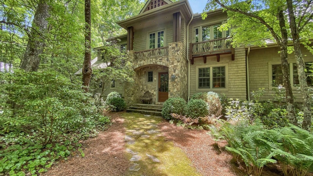 Highlands Cabin | Sagee Woods | Exquisite, Beautifully Furnished Contemporary Home