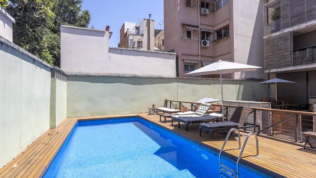 la Vila de Gracia Apartment | Sagrada Familia: Flat with pool & terrace, for 6