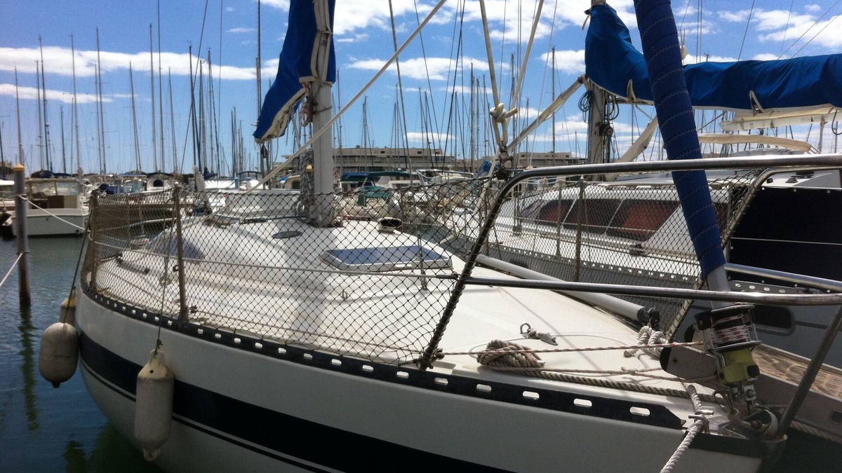 Porquerolles Boat Rental | Sailboat at the port of Porquerolles