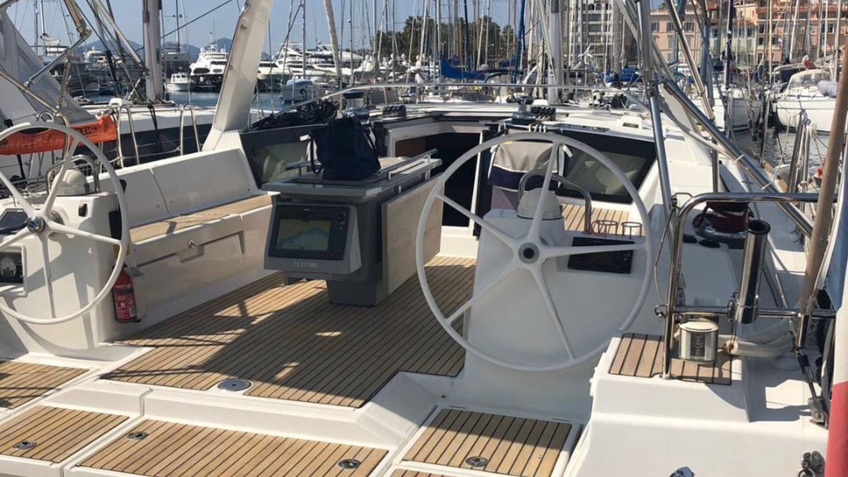 Cannes City Centre Boat Rental | Sailboat in the heart of Cannes - L'Uhaina