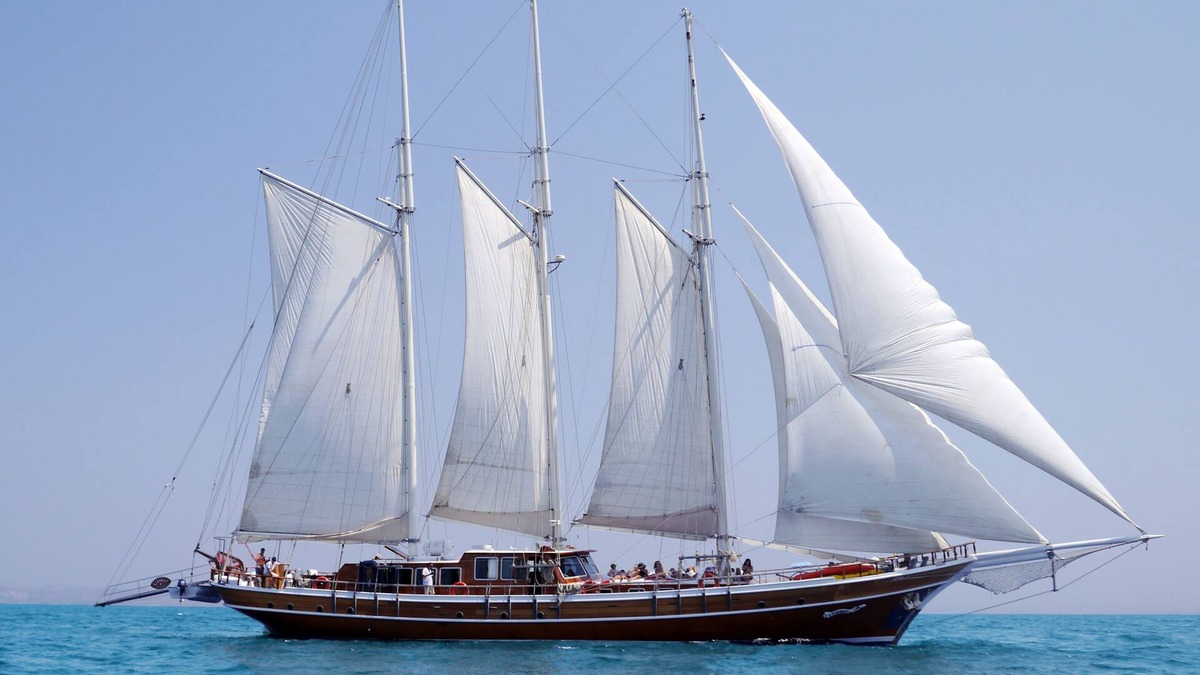 Hulhule Boat Rental | Sailboat with 3 masts in the Maldives for 12 people