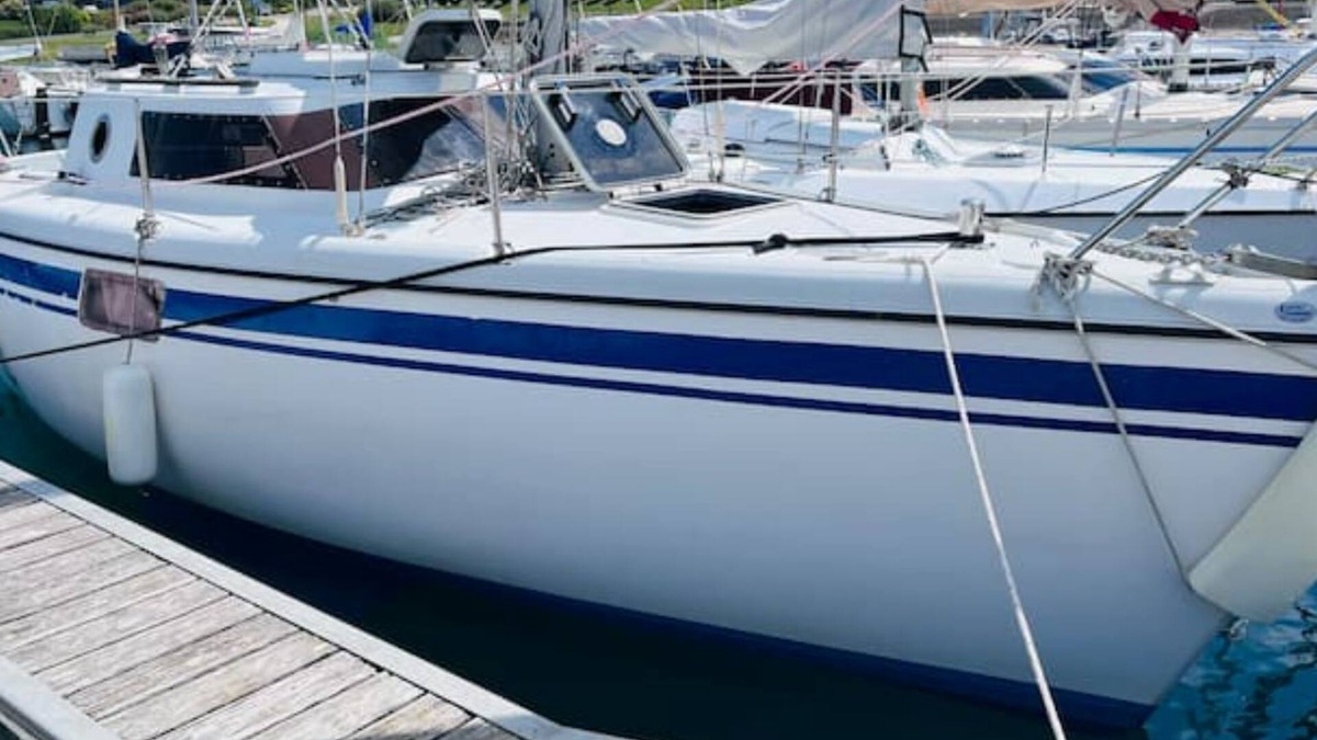 Mesnil-Saint-Pere Boat Rental | Sailboat with sanitary facilities and parking