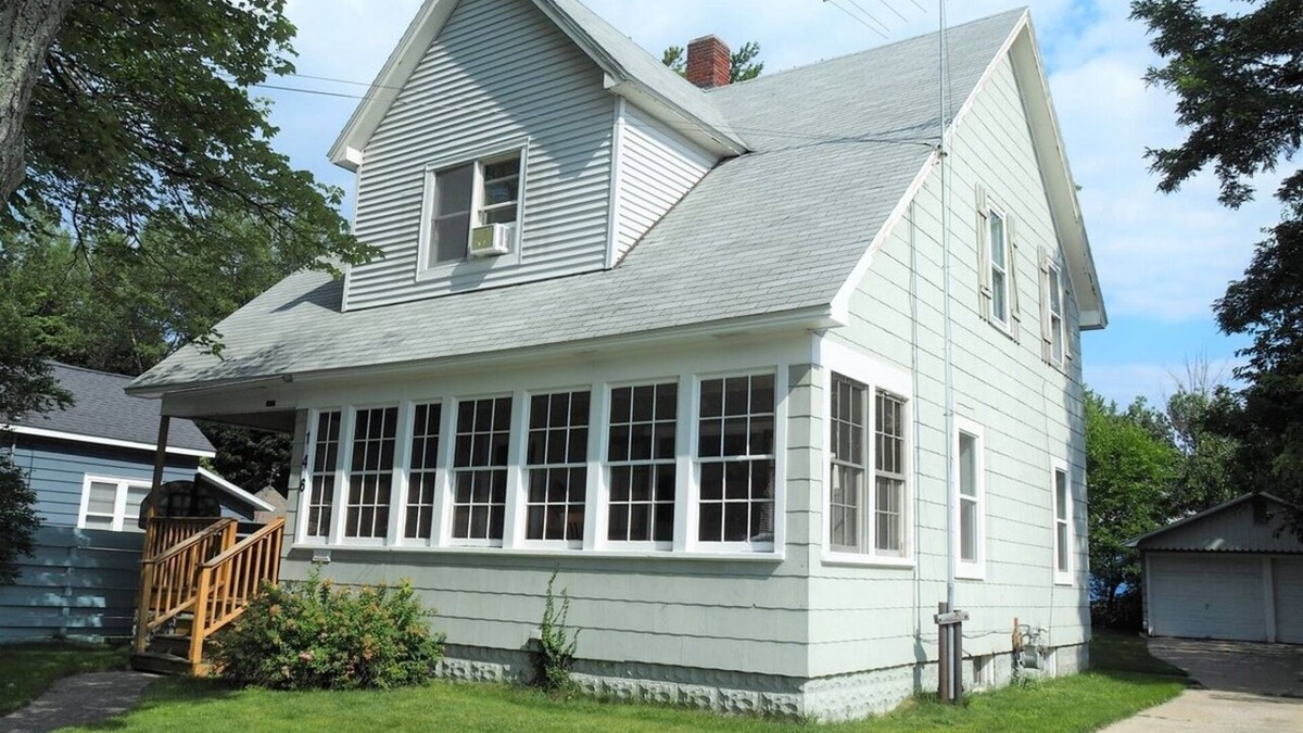 Manistee House | Sailor's Delight - Remodeled and Super Cute!