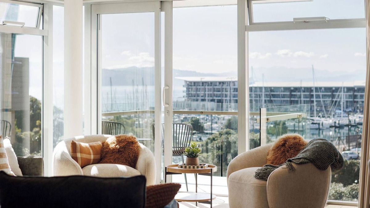 Te Aro Apartment | Sailor's View - 3 bedroom/2 bathroom waterfront apartment with car park
