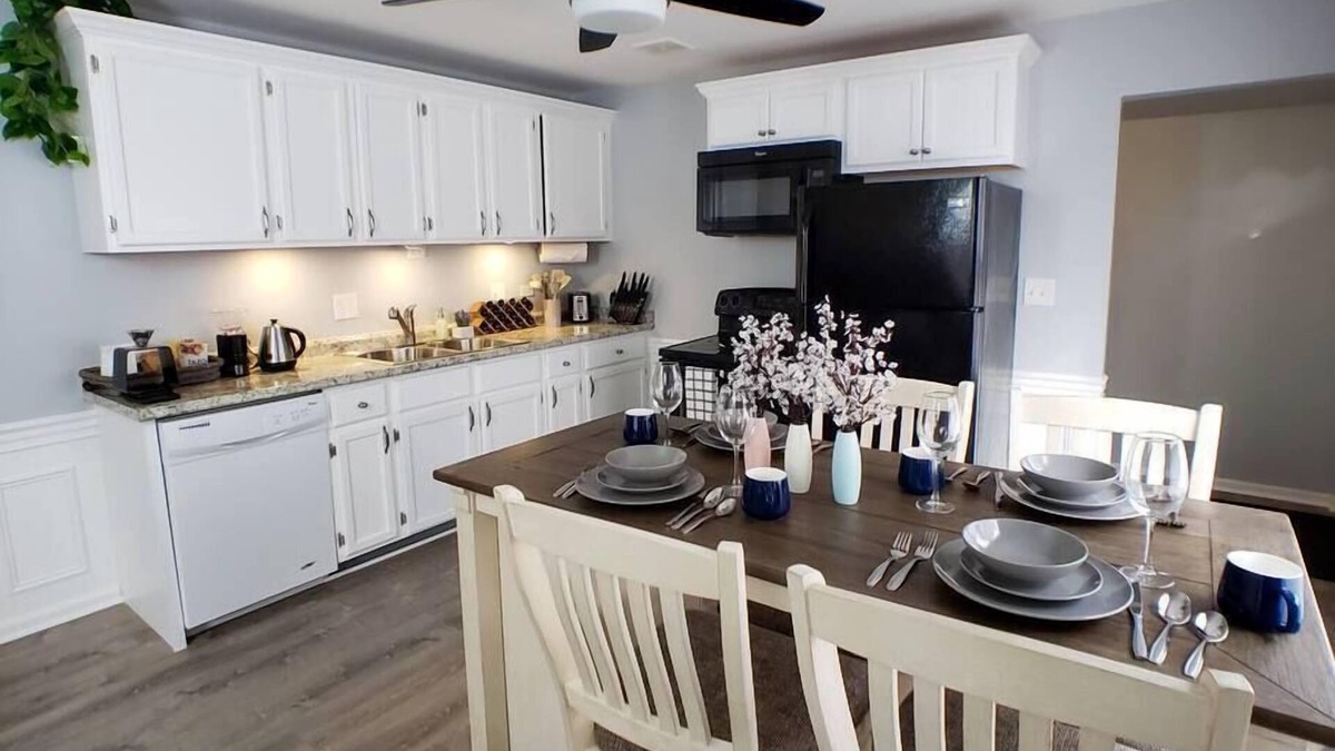 St. Charles Apartment | Saint Charles Lovely 2BD | River Trail, Forest Preserve!