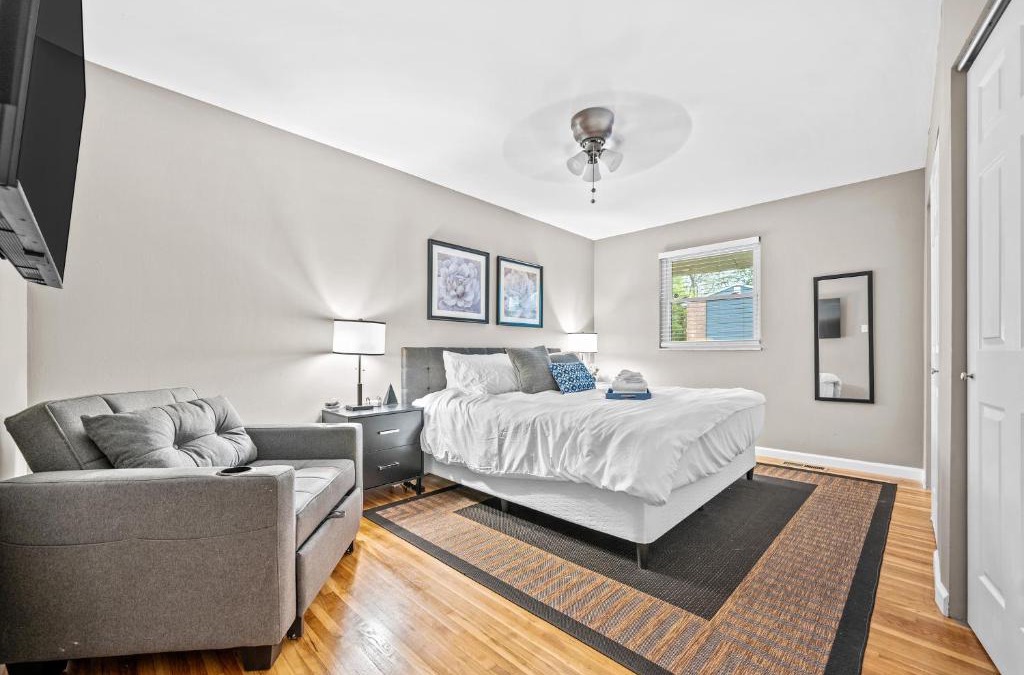 St. Charles Apartment | Saint Charles 2 Bedroom Townhome Retreat