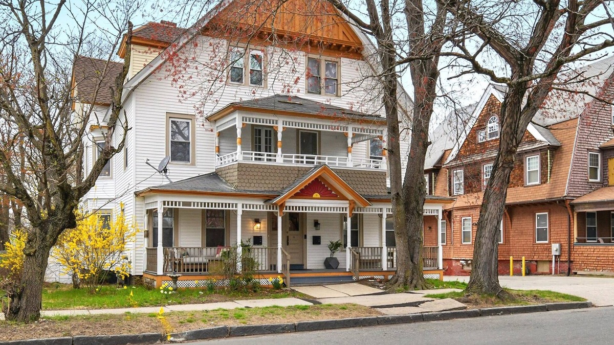 Springfield House | Saint James Manor - Sleeps 24 in Style & Comfort with Parking