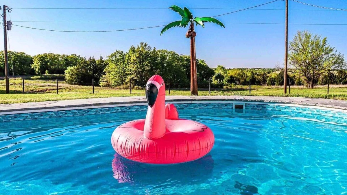 Myra House | Saint Jo | Pool| Hot Tub | Fire Pit | 3BR 2BA
