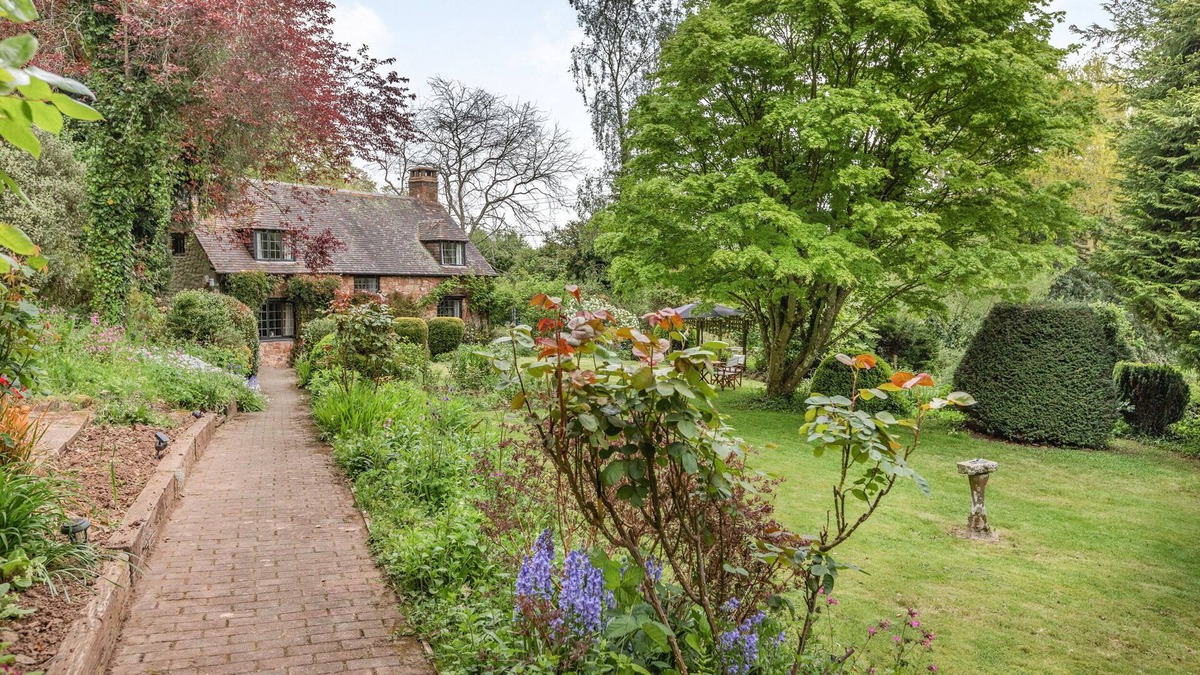 Old Cleeve Cottage | SAINT PANCRAS CHAPEL, pet friendly, with open fire in Williton