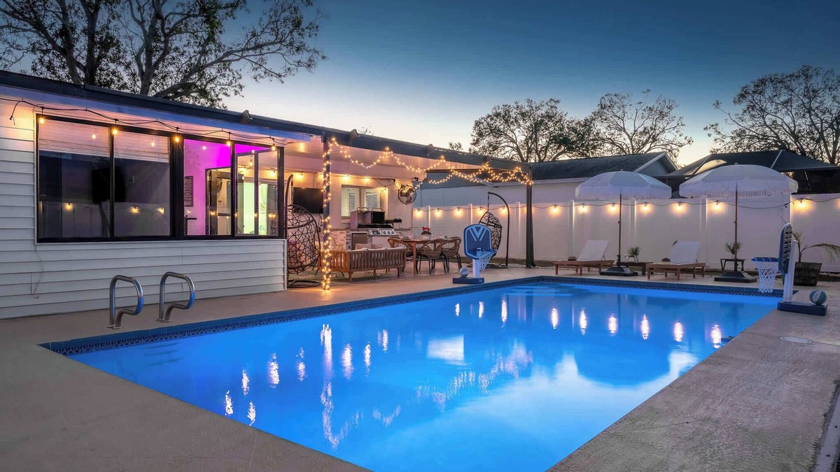 Pinellas Park House | Saint Pete Beach Heated Pool Gameroom/Mini theatre