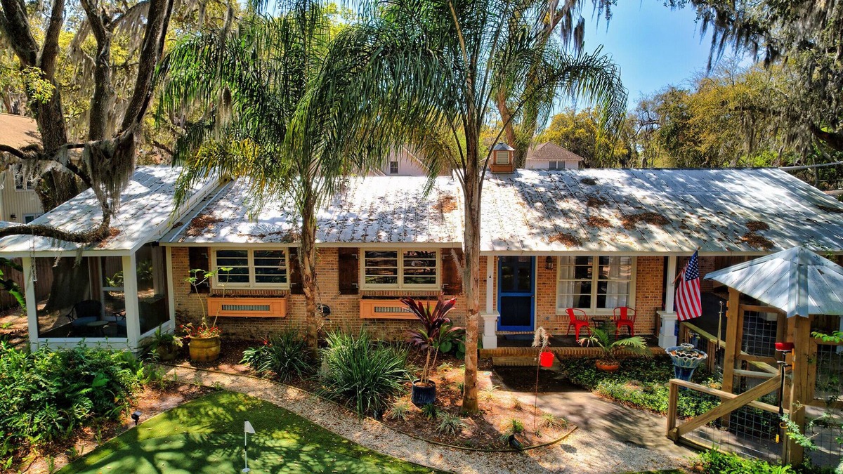 Saint Simons Heights House | Saint Simons Island Presents ‘OFF BROADWAY' Beach Escape Heated Pool